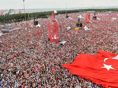 Sguidores de Muharrem Ince, principal opositor de Erdogan, en un mitin en Estambul (Turquía).