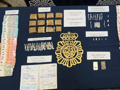 Material requisado por la Policía Nacional en Málaga por la venta de porros.