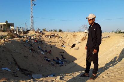 Mohamed Abu Malhus, junto al lugar donde se hallaba la casa de su famiia en Gaza.