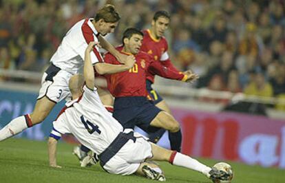 Berg le roba el balón a Reyes, mientras Lundekvam sujeta al sevillano.