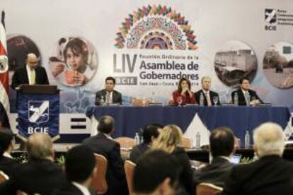 El presidente ejecutivo del Banco Centroamericano de Integración Económica (BCIE), Nick Rischbieth (2d) participa este jueves 24 de abril de 2014, durante la LIV Reunión Ordinaria de la Asamblea de Gobernadores, en San José (Costa Rica).