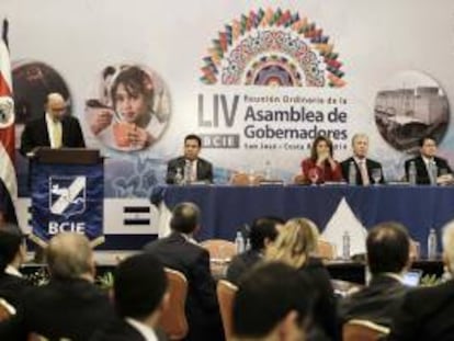 El presidente ejecutivo del Banco Centroamericano de Integración Económica (BCIE), Nick Rischbieth (2d) participa este jueves 24 de abril de 2014, durante la LIV Reunión Ordinaria de la Asamblea de Gobernadores, en San José (Costa Rica).