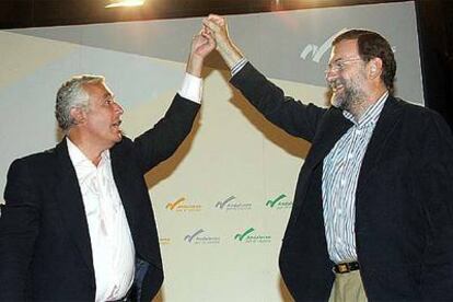Mariano Rajoy (derecha) y Javier Arenas, en el acto celebrado ayer en Málaga.