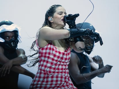 La cantante española Rosalía en el festival AXE Ceremonia en el Parque Bicentenario, este domingo, en Ciudad de México.