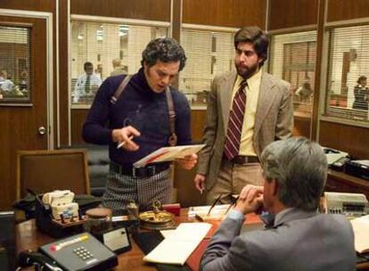 Mark Ruffalo, de pie a la derecha, en una escena de <i>Zodiac</i>.