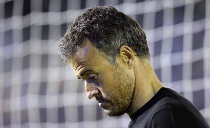 Luis Enrique abandona el césped de Balaídos tras la derrota.