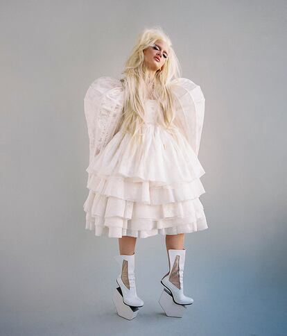 Luna Ki, que el 31 de marzo llevará su nuevo espectáculo a la Sala But de Madrid, lleva vestido ‘babydoll’ con volumen en las mangas de ANA LOCKING y botas con plataforma geométrica de CAROLIN HOLZHUBER.