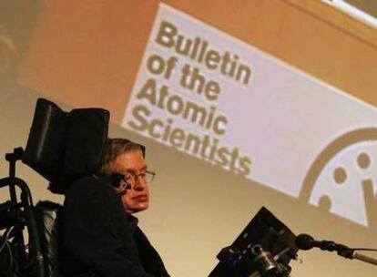 Stephen Hawking, en Londres, ante el "reloj del juicio final" recién puesto en hora.