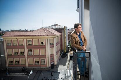Luis García Montero en el balcón de su casa de Madrid, donde salía a aplaudir con Almudena Grandes durante la pandemia. 