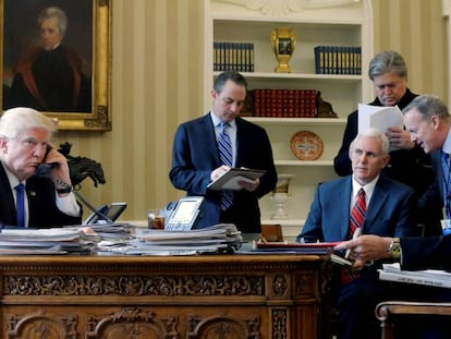 Da esquerda para a direita, Donald Trump; o chefe de gabinete, Reince Priebus; o vice-presidente Mike Pence; o estrategista-chefe, Steve Bannon, o porta-voz, Sean Spicer, e o ex-Conselheiro de Segurança Nacional, Michael Flynn.