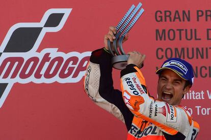 Dani Pedrosa alza el trofeo después de ganar el Gran Premio de la Comunidad Valenciana.