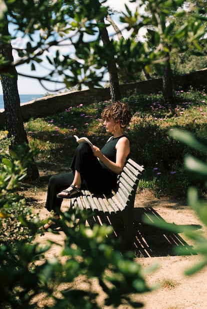 La escritora Sabina Urraca, en la residencia literaria de Finestres en Sanià (Girona), en 2023.