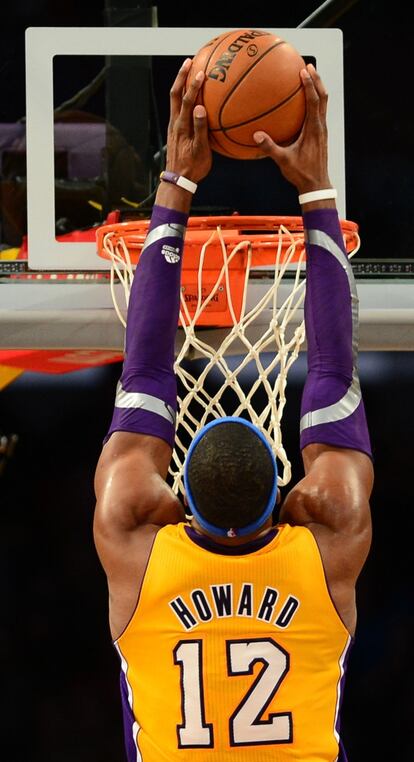 Dwight Howard machaca en una acción del duelo ante los Hornets.