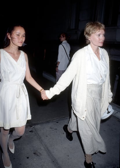 Soon-Yi Previn y Mia Farrow en 1991, pocos meses antes de que el escándalo sobre la relación con Woody Allen saliese a la luz.