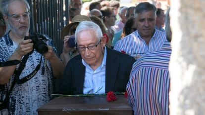 Fausto Canales sostenía, el 20 de agosto, la caja con los restos de su padre, Valerico, tras recuperar los restos exhumados en el Valle de Cuelgamuros.