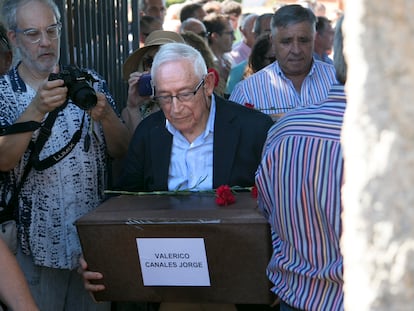 Fausto Canales sostenía, el 20 de agosto, la caja con los restos de su padre, Valerico, tras recuperar los restos exhumados en el Valle de Cuelgamuros.
