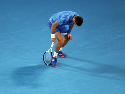 Djokovic se duele del muslo durante el partido contra Couacaud en la central de Melbourne.