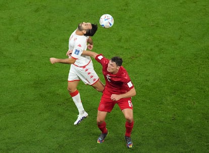 El tunecino Taha Yassine Khenissi (izquierda) y el danés Andreas Christensen disputan un balón aéreo durante el partido.
