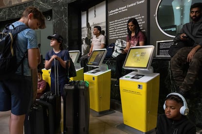 Los clientes esperan en el área de salidas de Spirit Airlines en el aeropuerto LaGuardia, en Nueva York. 