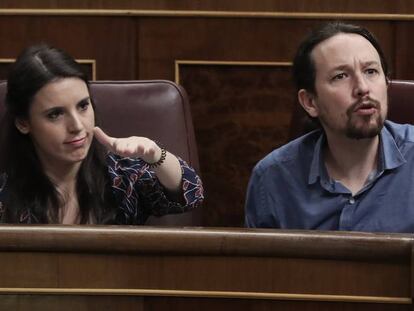 Irene Montero y Pablo Iglesias, en el Congreso, en una sesión de control en mayo.