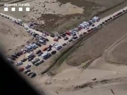 Aglomeració de cotxes durant la Setmana Santa al delta de l'Ebre.