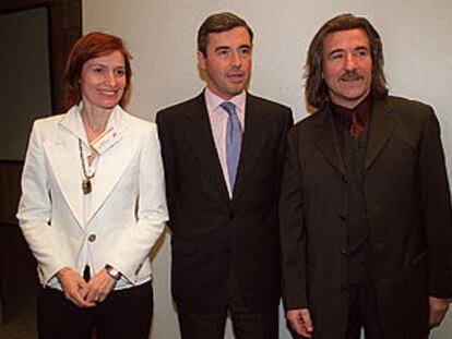 Assumpta Serna, Ángel Acebes y Luis Cobos, en el seminario contra la piratería celebrado en Madrid.