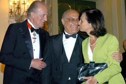 Pese a la solemnidad del acto también ha habido momentos para la distensión. En la imagen, Don Juan Carlos bromea con el presidente del Supremo y la presidenta del Constitucional.