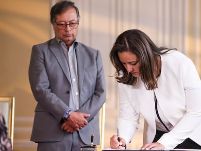 Luz Cristina López Trejos firma su cargo como ministra del Deporte bajo la mirada de Gustavo Petro, este martes.