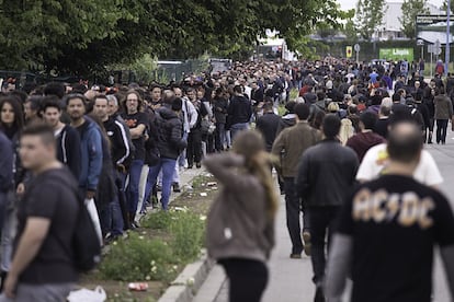 Colas para acceder al concierto de AC/DC en Sevilla, el único que la banda australiana ofrecerá en España.