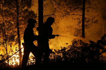 Miembros del retén del servicio de Castilla La Mancha acometen las labores de control del incendio de Guadalajara de hace una década.