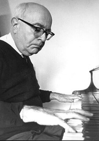 Adorno, al piano, en una imagen tomada del libro &#39;En tierra de nadie&#39; (Herber, 2003).