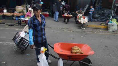 El Gobierno de Guatemala y varias entidades económicas y sociales se han propuesto erradicar el trabajo infantil en su totalidad para el 2020, aunque ya se ha incumplido el objetivo de eliminar para el 2015 las peores formas de explotación infantil en el país.