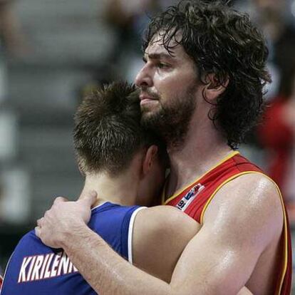 Pau Gasol felicita con lágrimas en los ojos al ruso Kirilenko tras concluir la final del Eurobasket en Madrid.