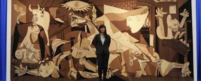 La artista polaca Goshka Macuga, junto al gran tapiz del <i>Guernica</i>.