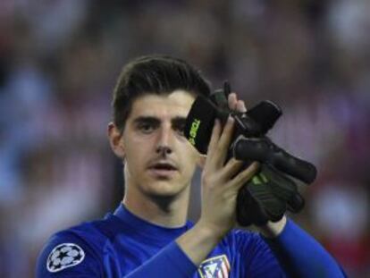 Courtois aplaude al público del Calderón tras el partido de cuartos contra el Barcelona.