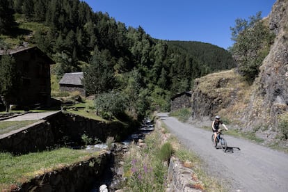 Un ciclista als carrers de Tor