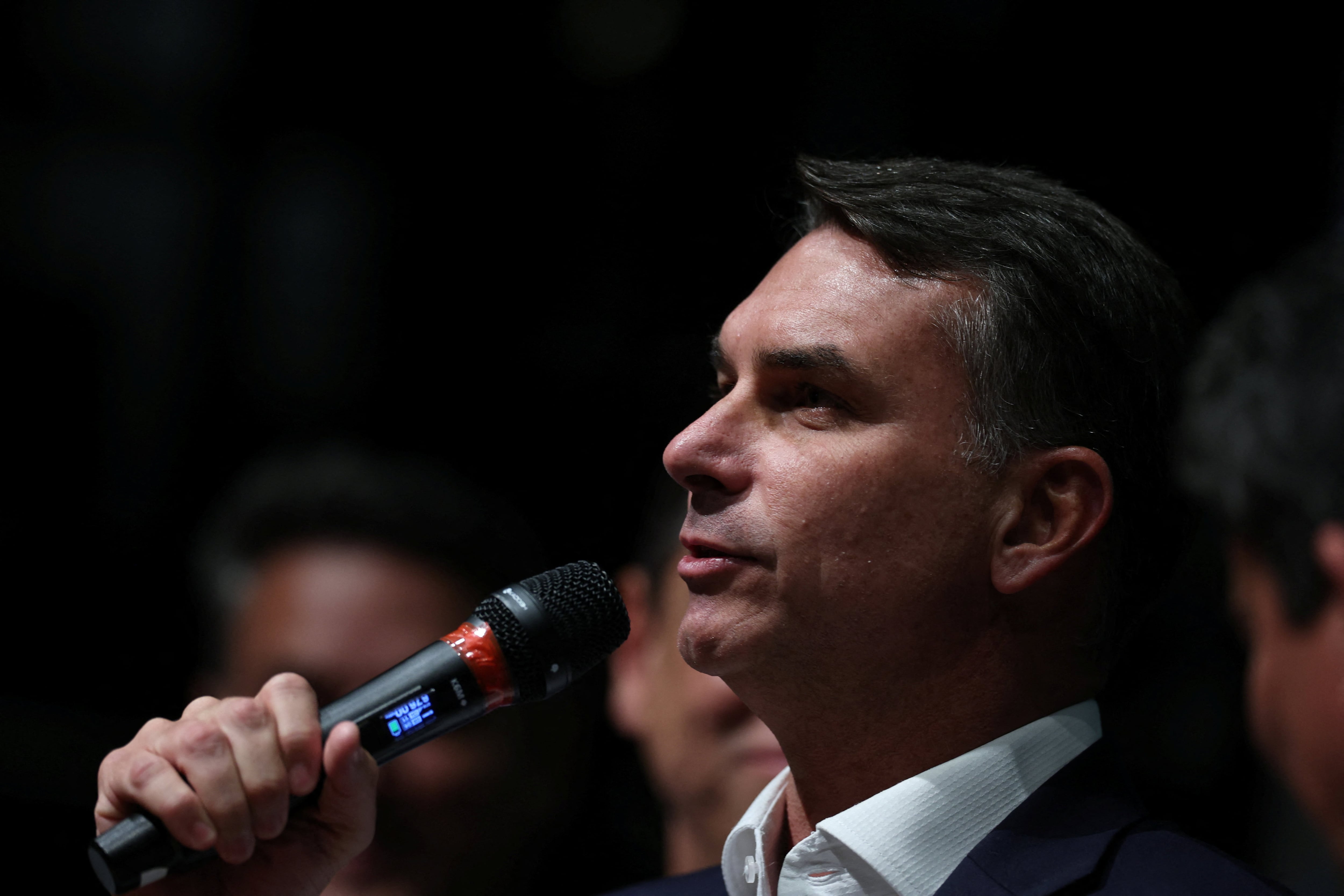 Los sondeos dan a Flávio Bolsonaro una ventaja de cuatro puntos frente a Lula en la segunda vuelta