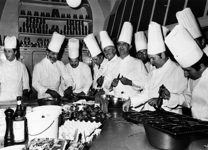 Chefs de la cocina francesa preparan el almuerzo en honor de Paul Bocuse (6 por la izquierda) en el Palacio del Elíseo, en 1975