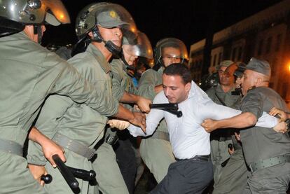 Policía antidisturbios marroquí disuelve a cientos de personas en Rabat