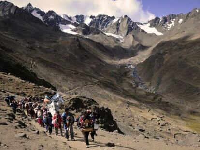 Peregrinación de Qolloriti hacia la montaña sagrada de Sinakara, en los Andes peruanos.