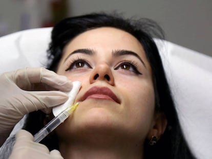 Una mujer se somete a una operación de aumento de labios.