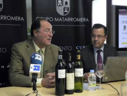 El presidente del Grupo Matarromera, Carlos Moro (i) y el director de I+D+i en el grupo Matarromera, Alberto Guadarrama (d), durante la presentación de los primeros resultados las investigaciones del Grupo bodeguero Matarromera. El Grupo bodeguero Matarromera destina el 30 % de su facturación anual a I+D+i porque según el director de investigación, Alberto Guadarrama, es "esencial estudiar las consecuencias del cambio climático en el futuro del vino".