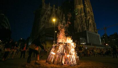 Una foguera de Sant Joan a Barcelona.