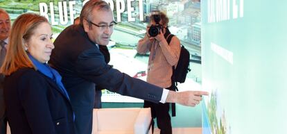 El presidente de Puertos del Estado, Jos&eacute; Llorca, junto a la ministra de Fomento, Ana Pastor, en la feria espa&ntilde;ola de turismo Fitur.