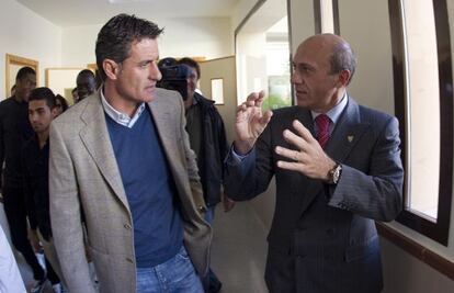 M&iacute;chel (left) with Sevilla president Jos&eacute; Mar&iacute;a del Nido. 