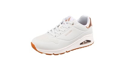 Zapatillas Skechers sobre fondo blanco.