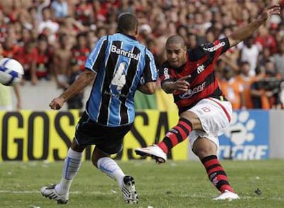 Adriano dispara a portería ante la oposición de un rival del Gremio en la última jornada del campeonato.