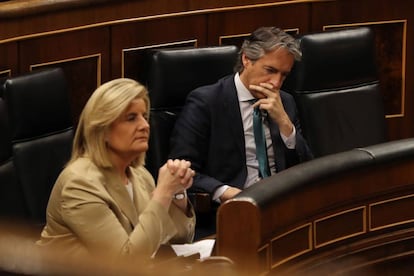 La ministra de Empleo, Fátima Báñez, junto al ministro de Fomento, Íñigo de la Serna