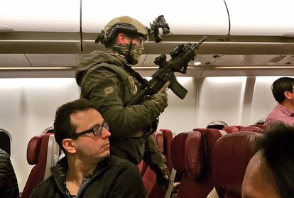 Un agente de policía en el avión de Malaysia Airlines que tuvo que regresar a Melbourne.