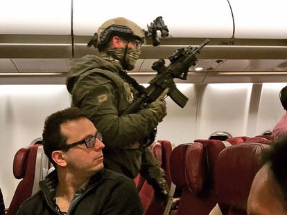 Un agente de polic&iacute;a en el avi&oacute;n de Malaysia Airlines que tuvo que regresar a Melbourne. 
